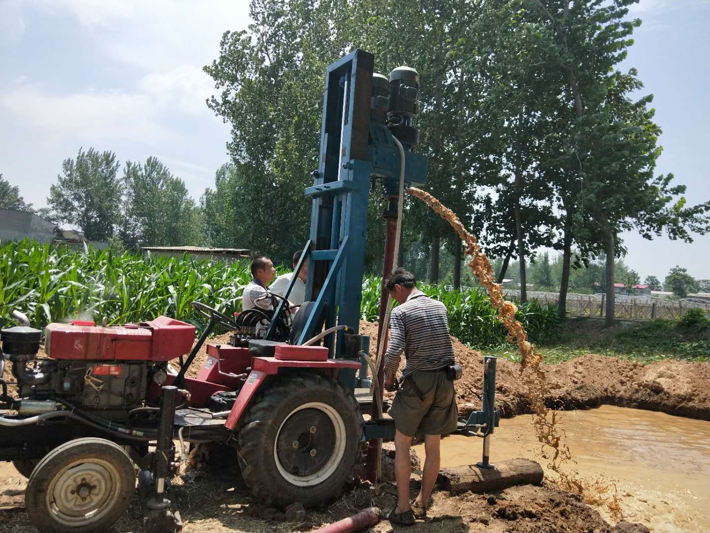 臨潁縣華興機(jī)械打井機(jī)工作圖